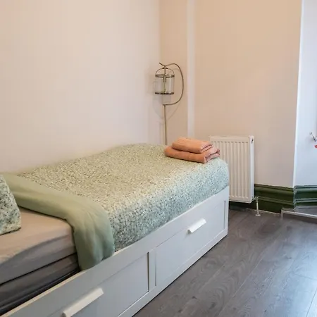 2 Bedroom Flat With Indoor Fireplace In Shepherds Bush, Near White City London Exterior photo