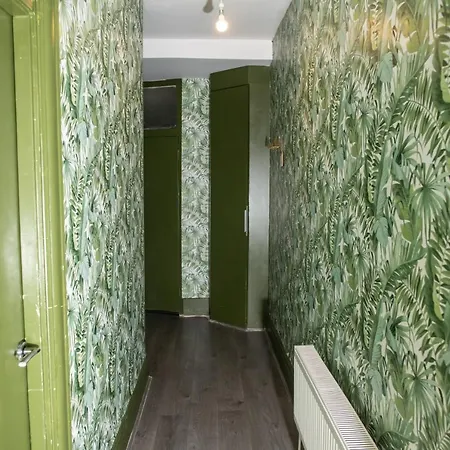 2 Bedroom Flat With Indoor Fireplace In Shepherds Bush, Near White City London Exterior photo