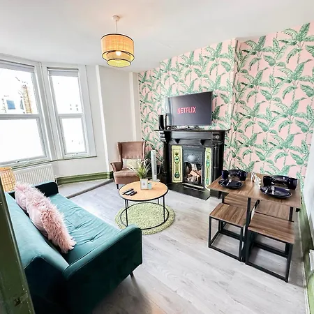 2 Bedroom Flat With Indoor Fireplace In Shepherds Bush, Near White City London Exterior photo
