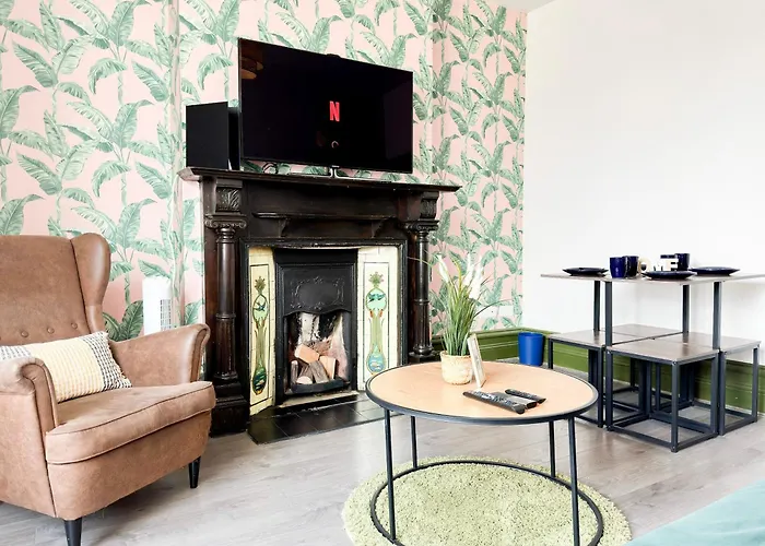 2 Bedroom Flat With Indoor Fireplace In Shepherds Bush, Near White City