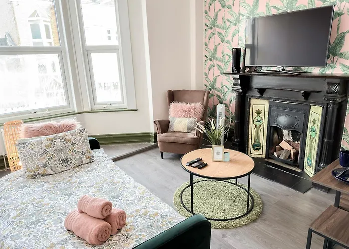 2 Bedroom Flat With Indoor Fireplace In Shepherds Bush, Near White City