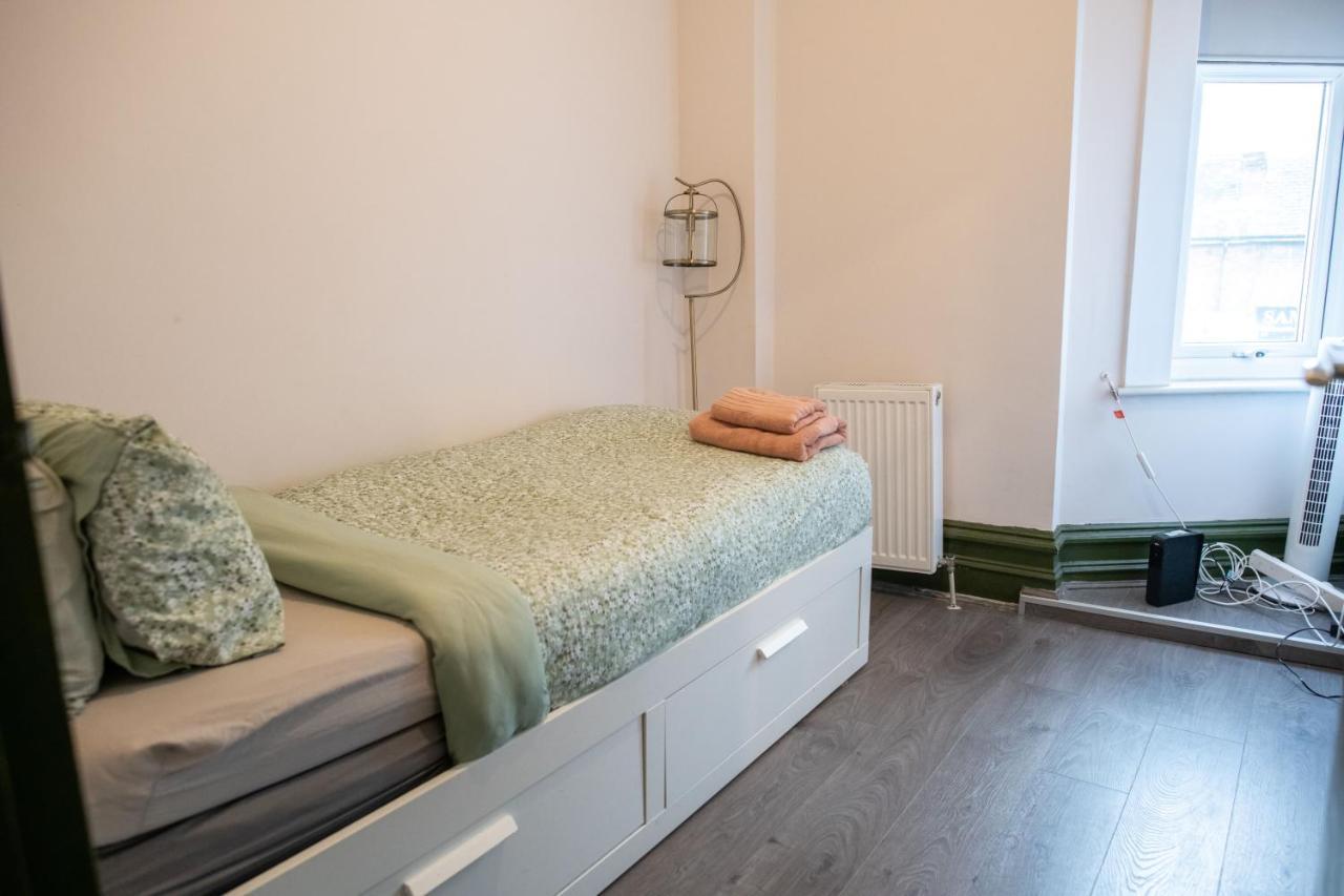 2 Bedroom Flat With Indoor Fireplace In Shepherds Bush, Near White * London