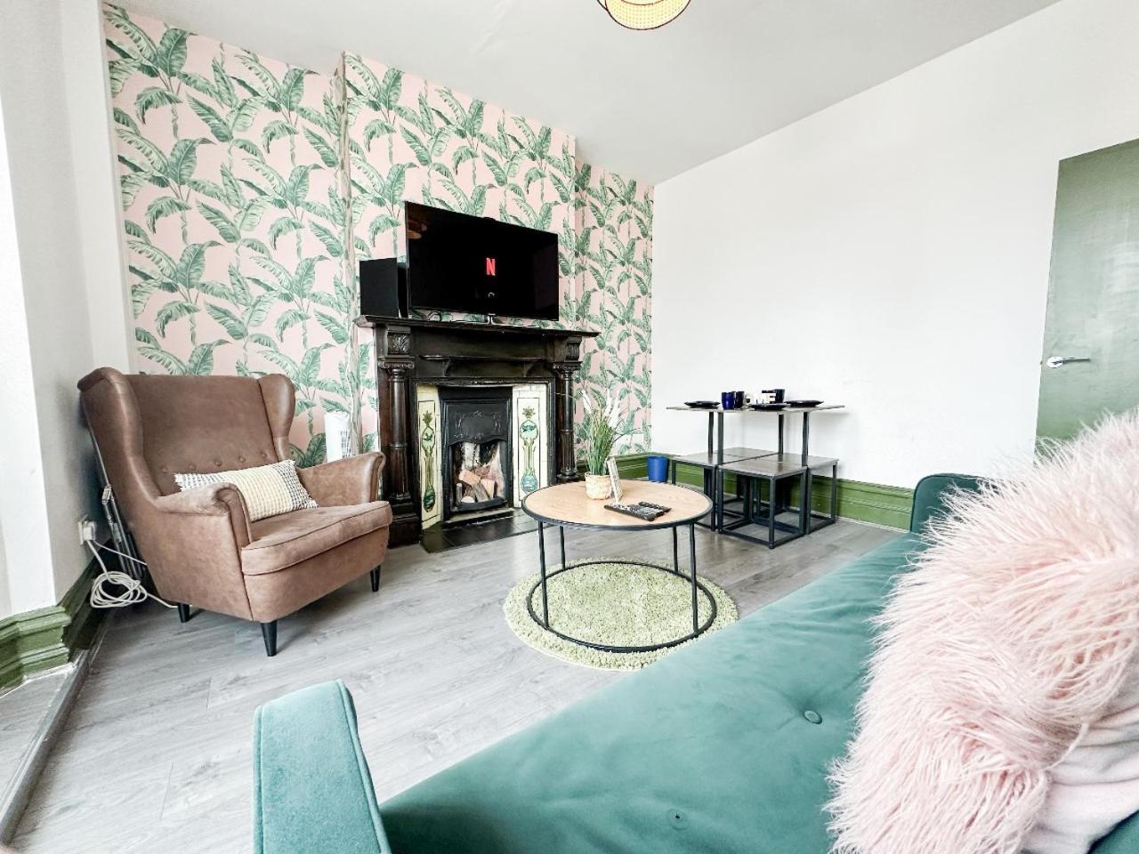 Apartment 2 Bedroom Flat With Indoor Fireplace In Shepherds Bush, Near White *