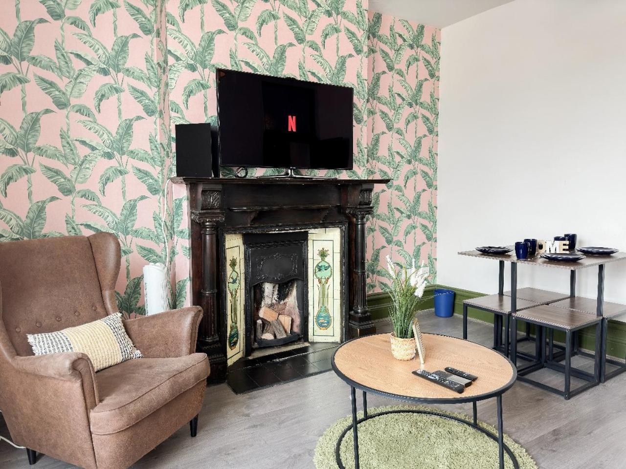 2 Bedroom Flat With Indoor Fireplace In Shepherds Bush, Near White