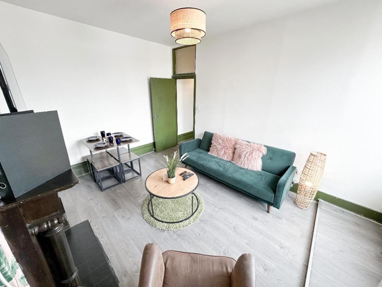 2 Bedroom Flat With Indoor Fireplace In Shepherds Bush, Near White Apartment London