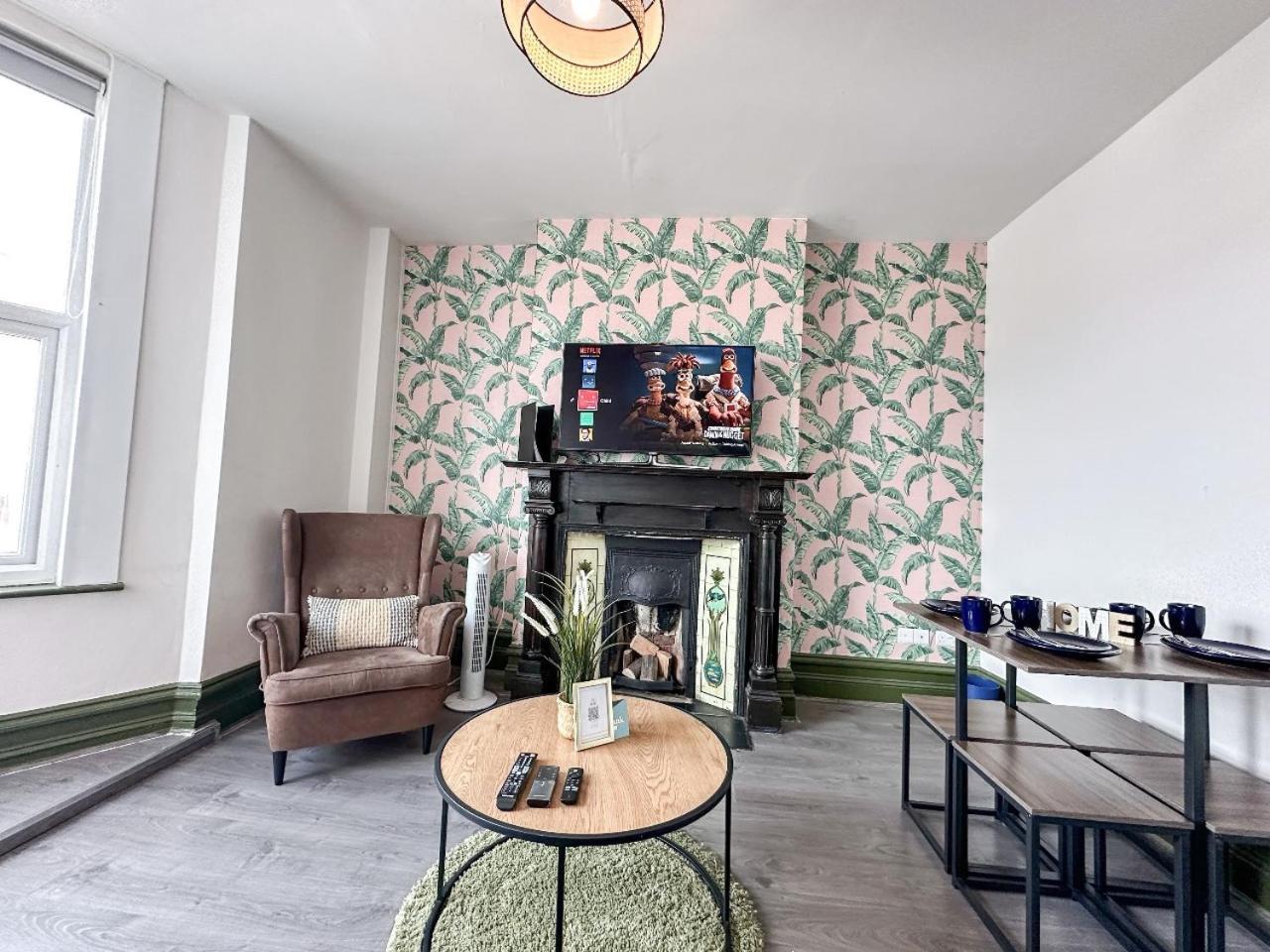 Apartment 2 Bedroom Flat With Indoor Fireplace In Shepherds Bush, Near White