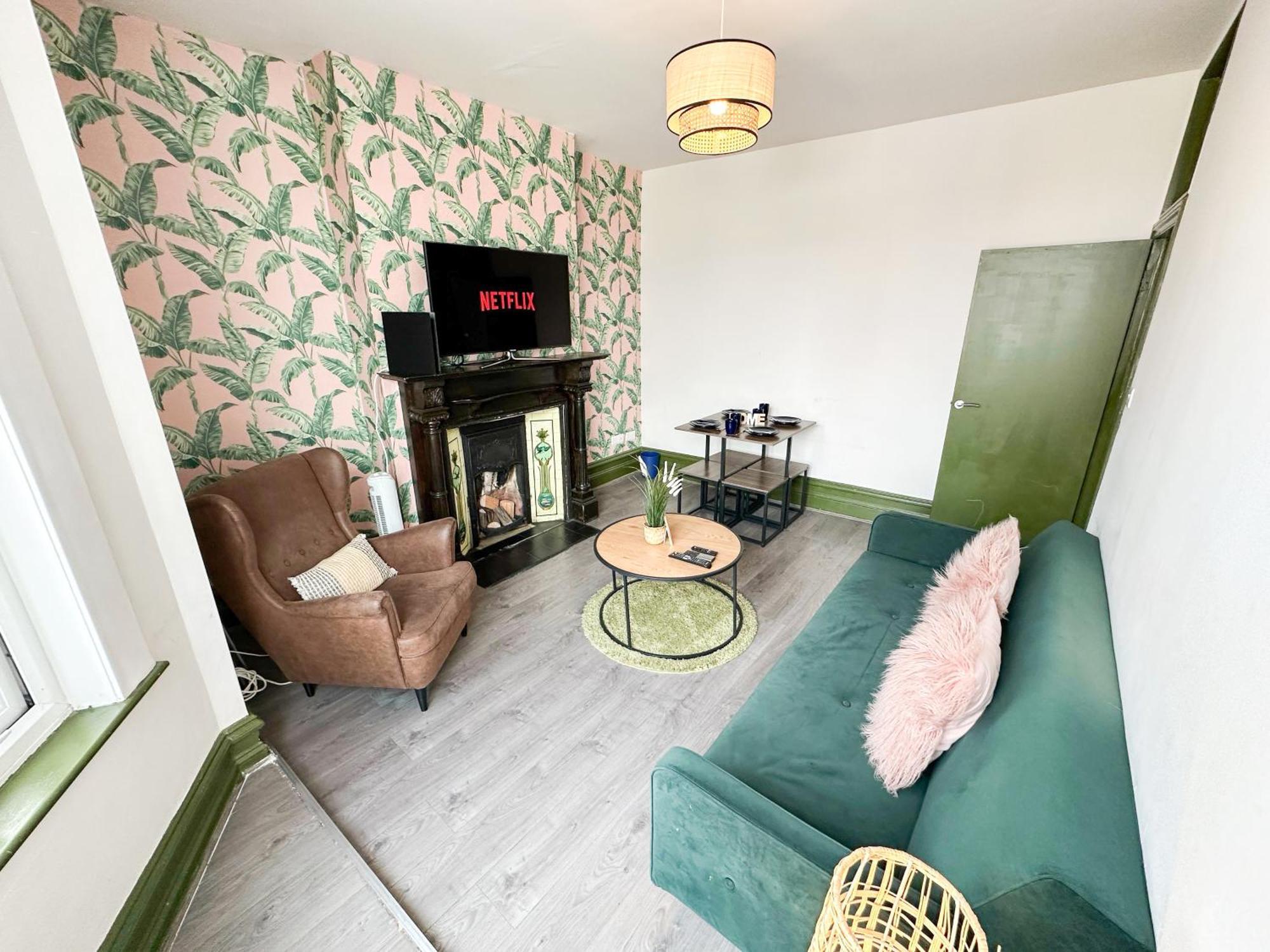 2 Bedroom Flat With Indoor Fireplace In Shepherds Bush, Near White Apartment *