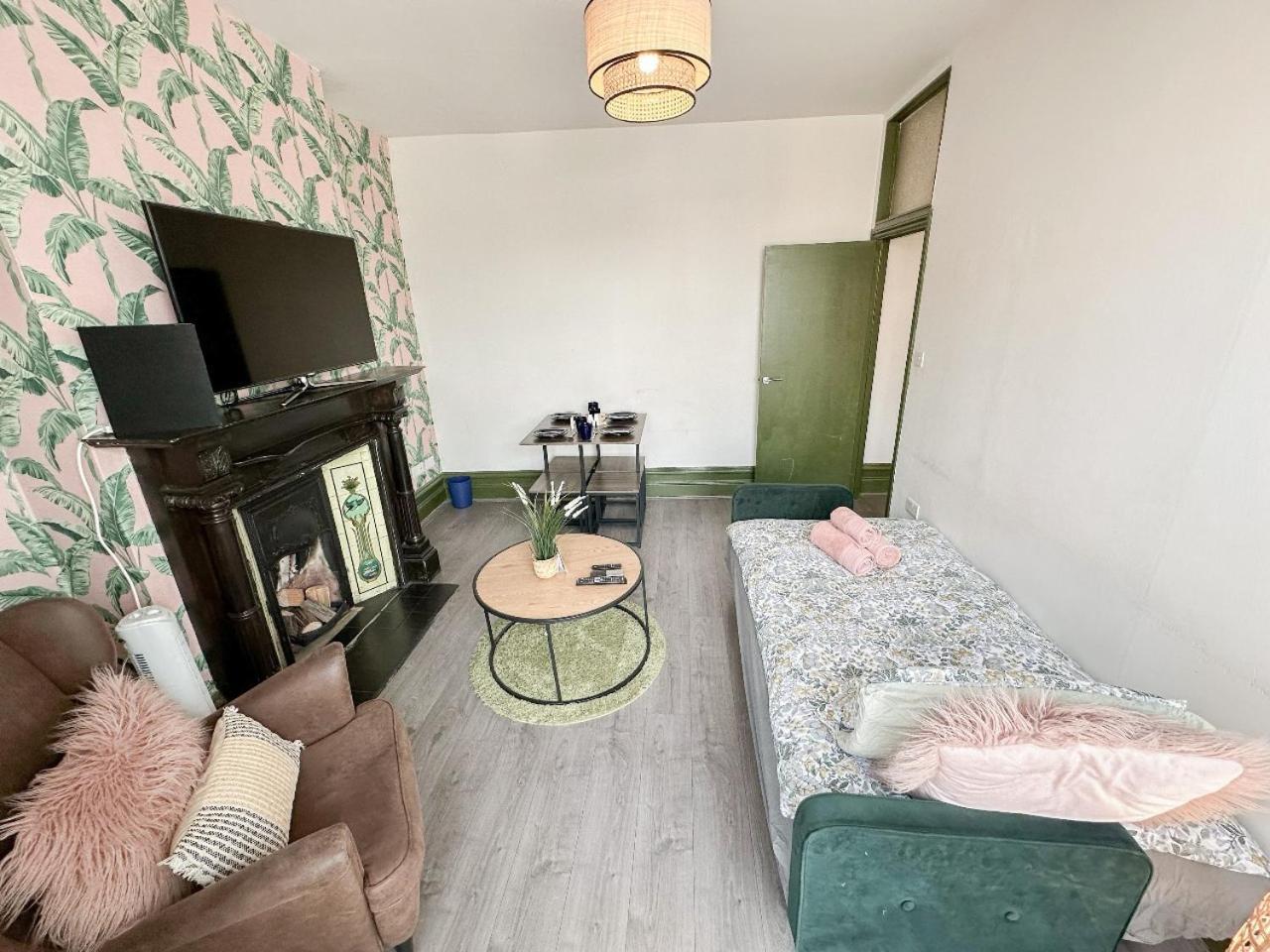 Apartment 2 Bedroom Flat With Indoor Fireplace In Shepherds Bush, Near White London