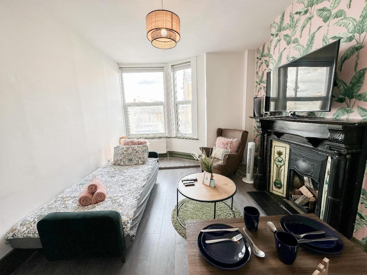 2 Bedroom Flat With Indoor Fireplace In Shepherds Bush, Near White Apartment