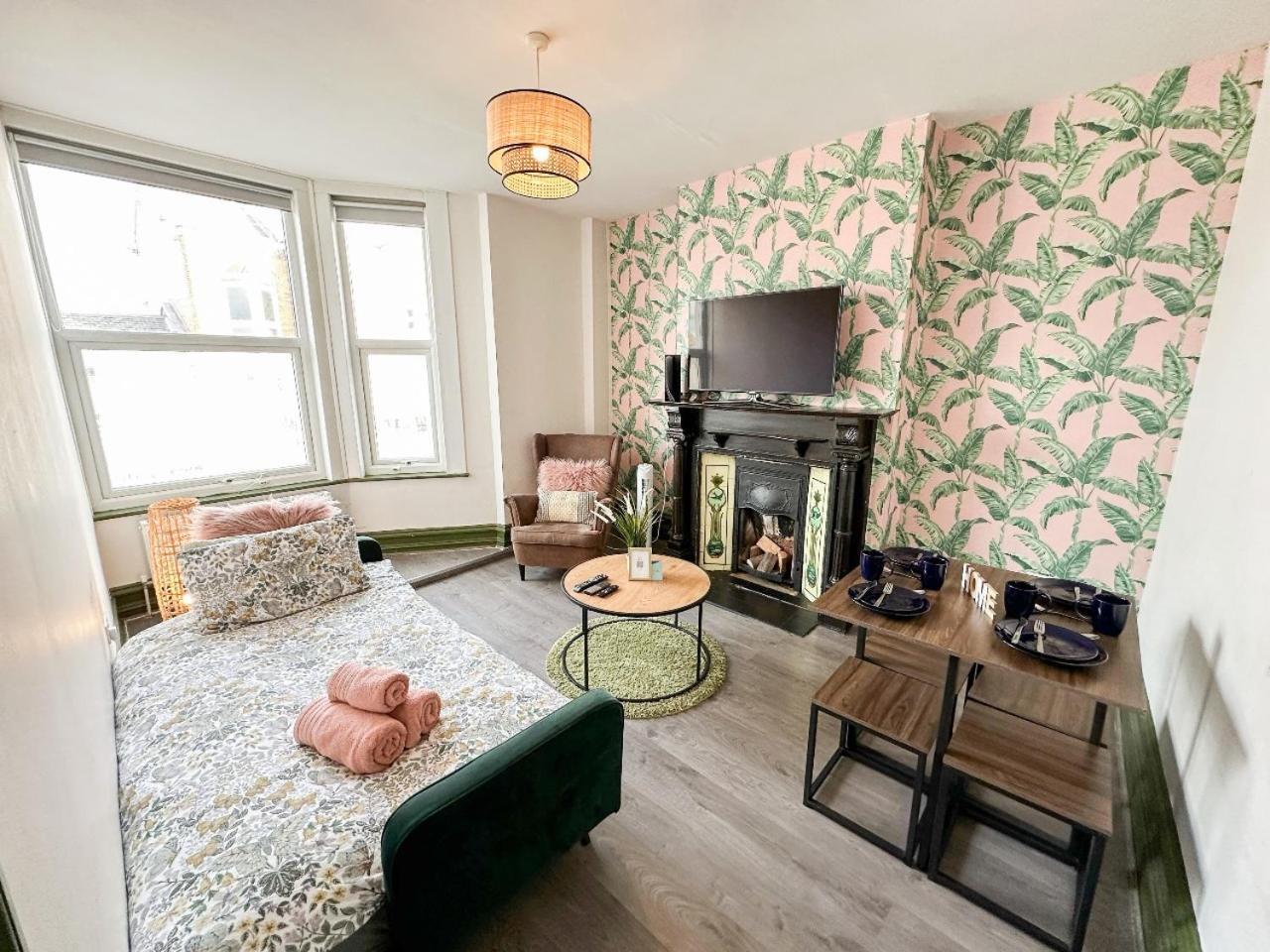 2 Bedroom Flat With Indoor Fireplace In Shepherds Bush, Near White London