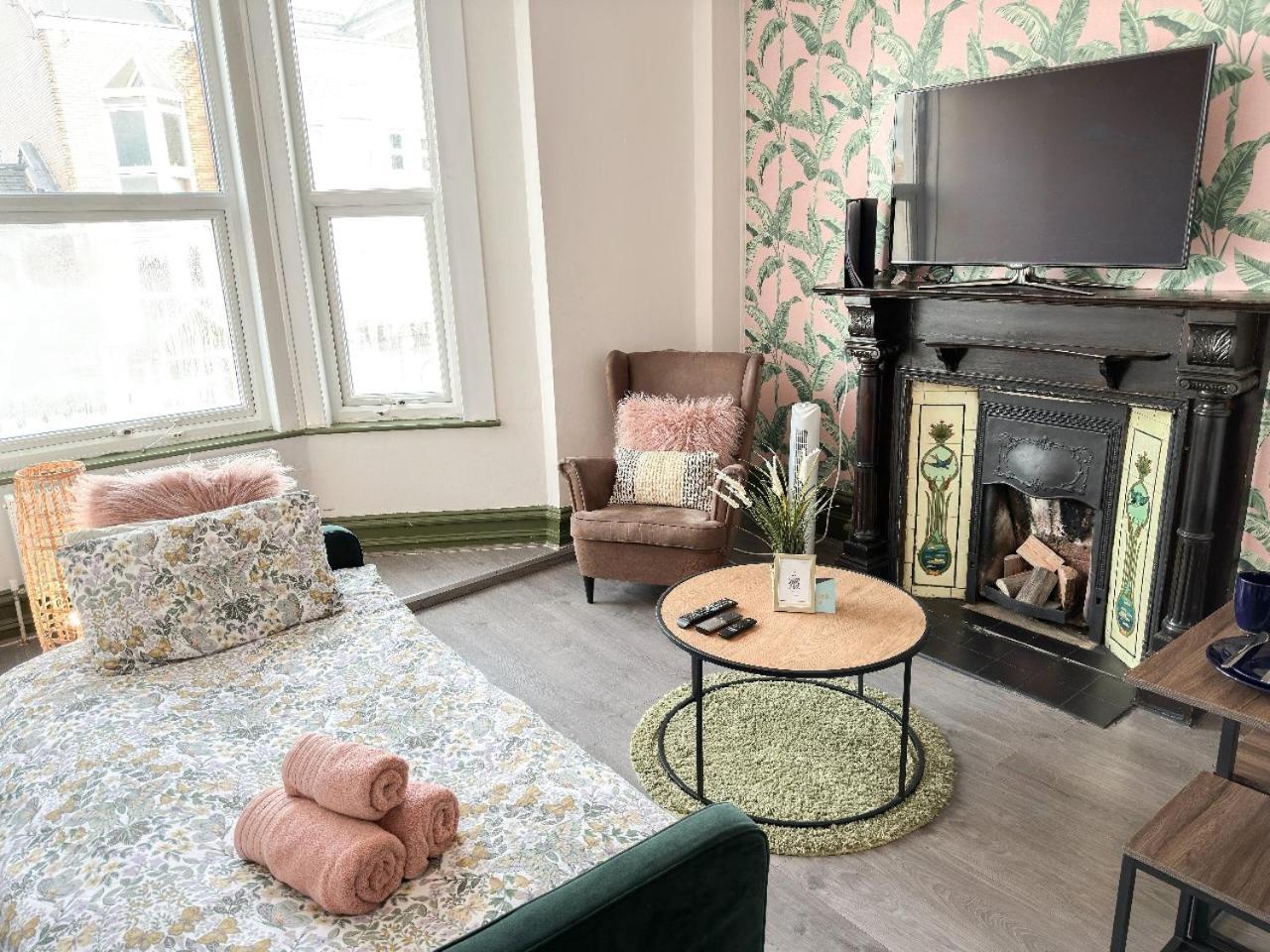 2 Bedroom Flat With Indoor Fireplace In Shepherds Bush, Near White * London