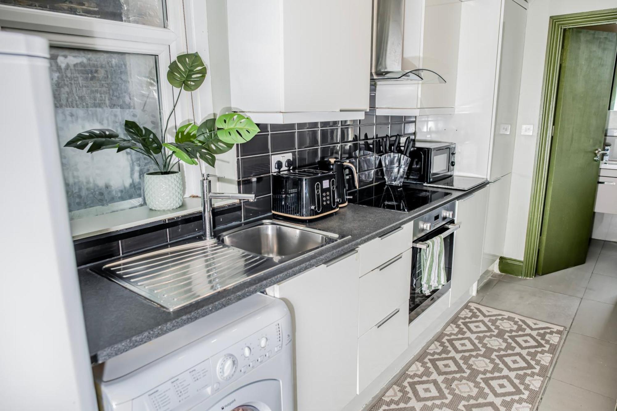 2 Bedroom Flat With Indoor Fireplace In Shepherds Bush, Near White Apartment