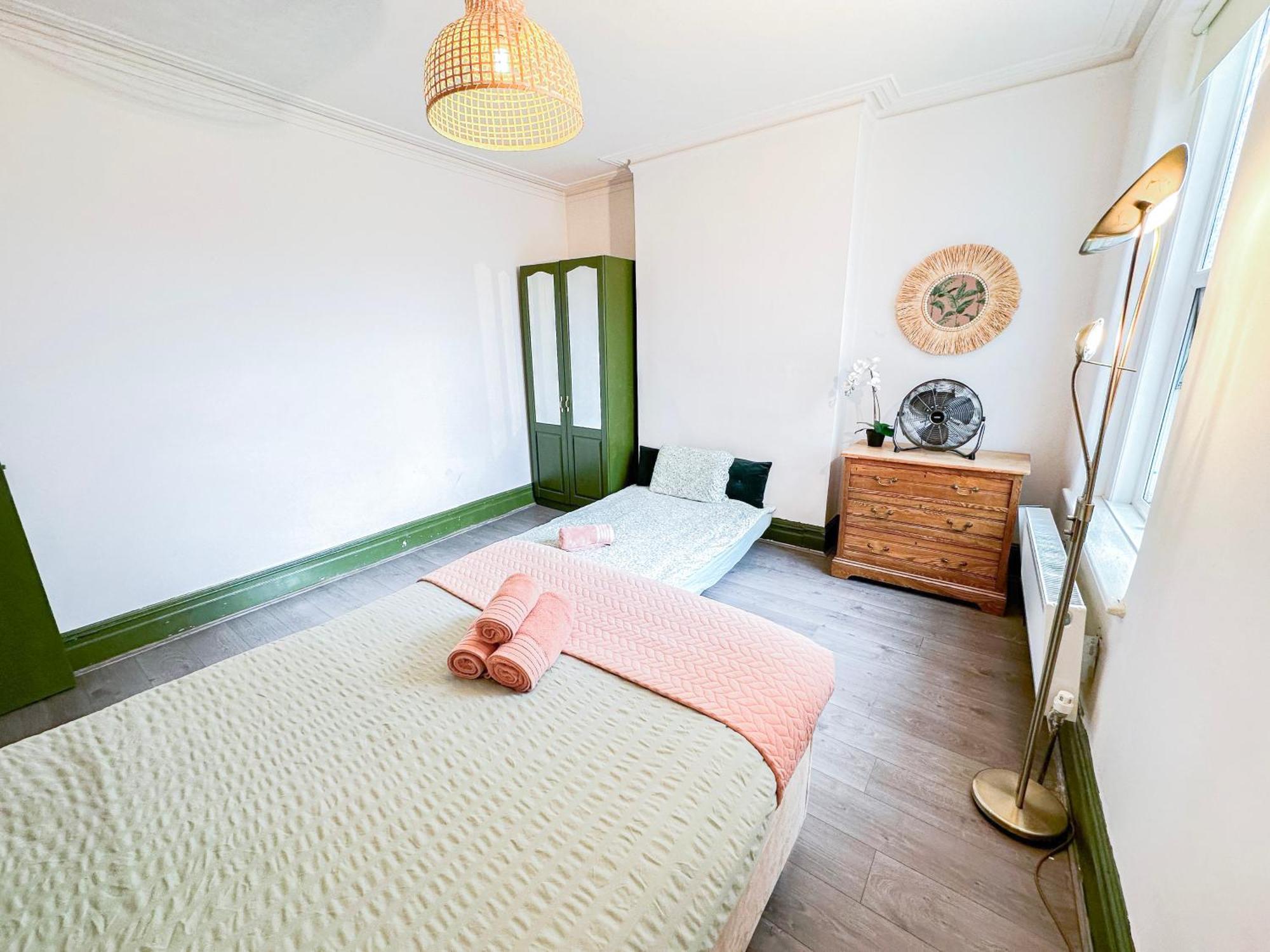 2 Bedroom Flat With Indoor Fireplace In Shepherds Bush, Near White Apartment