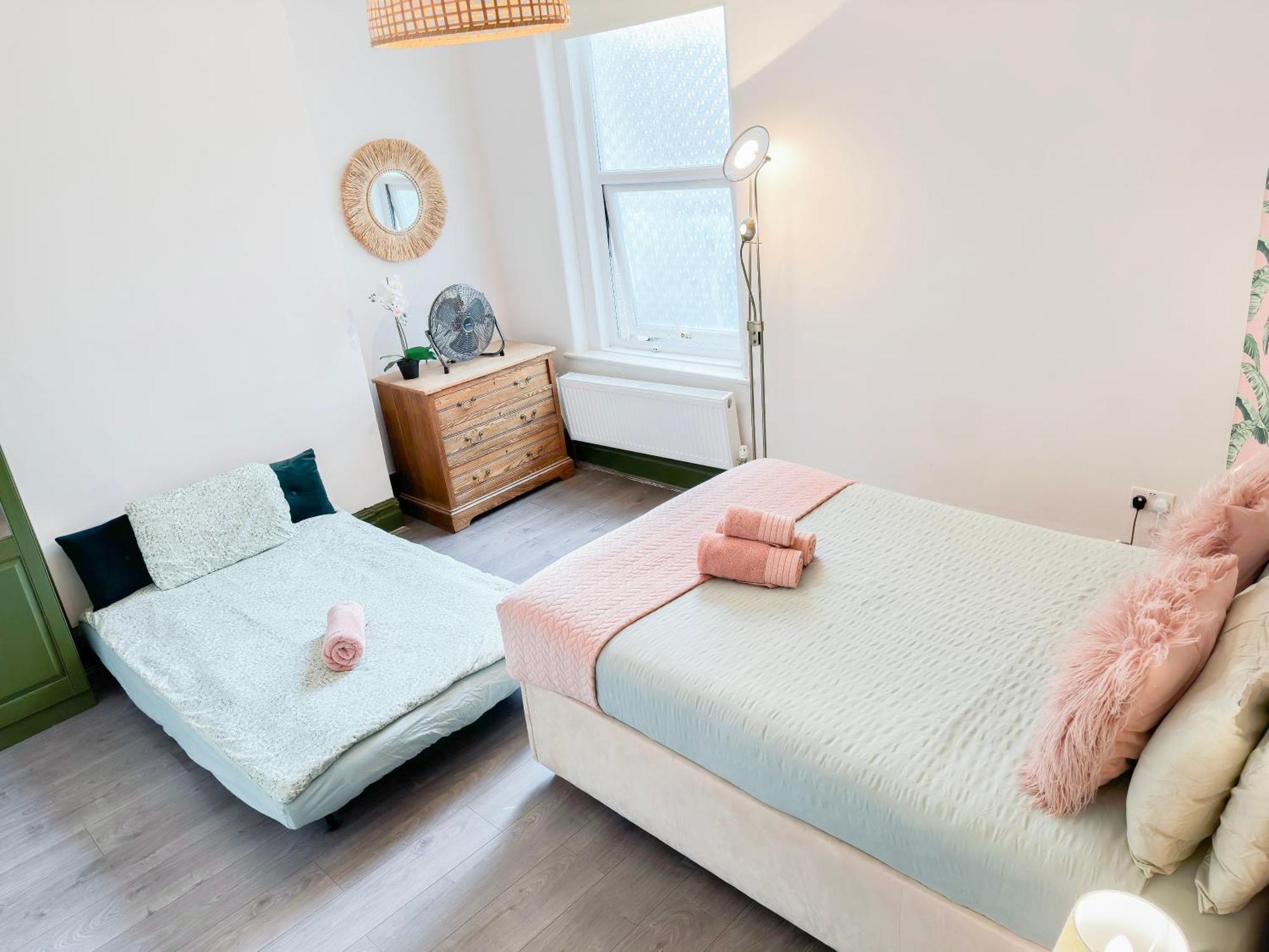 2 Bedroom Flat With Indoor Fireplace In Shepherds Bush, Near White Apartment *
