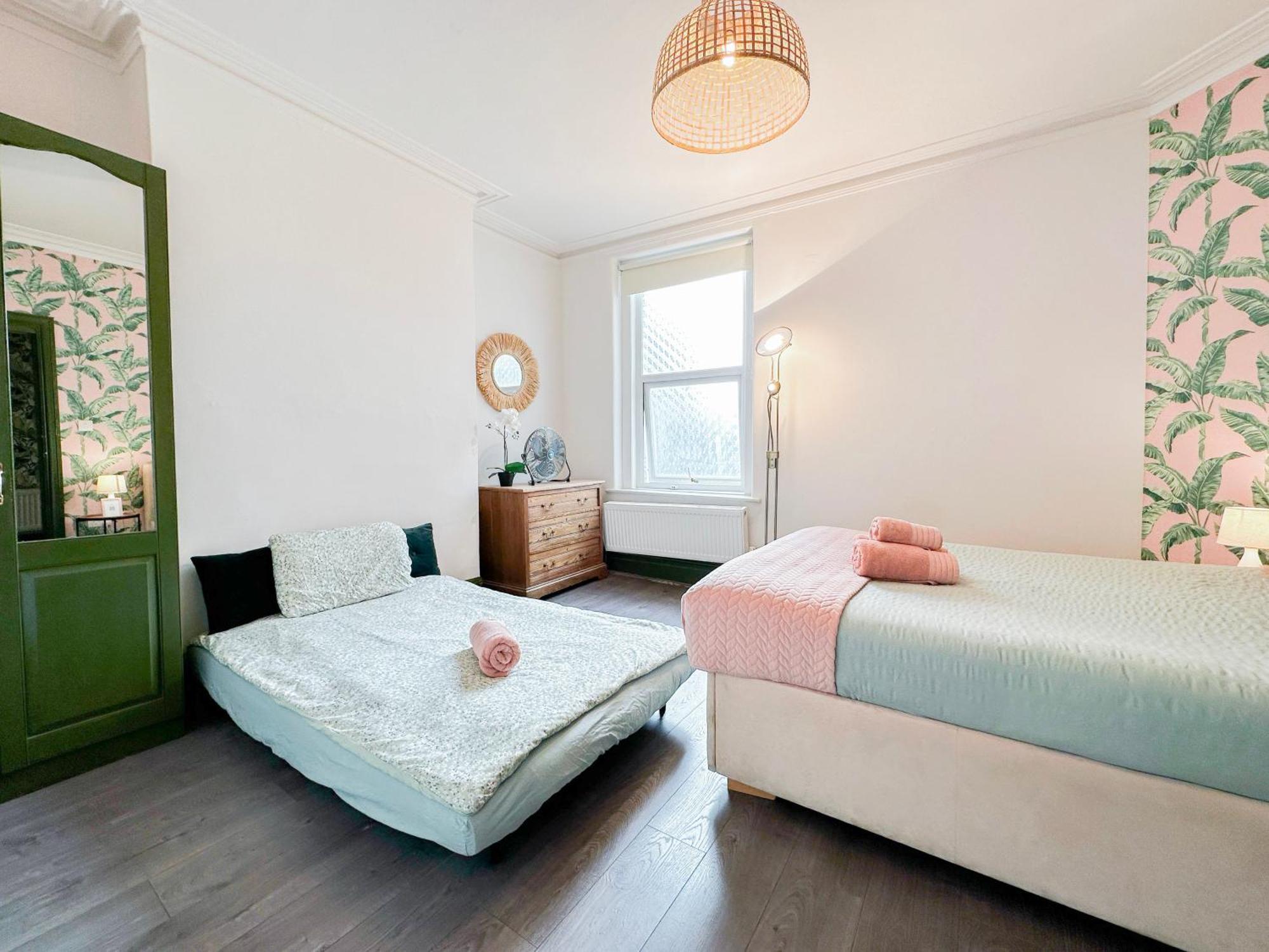 2 Bedroom Flat With Indoor Fireplace In Shepherds Bush, Near White London