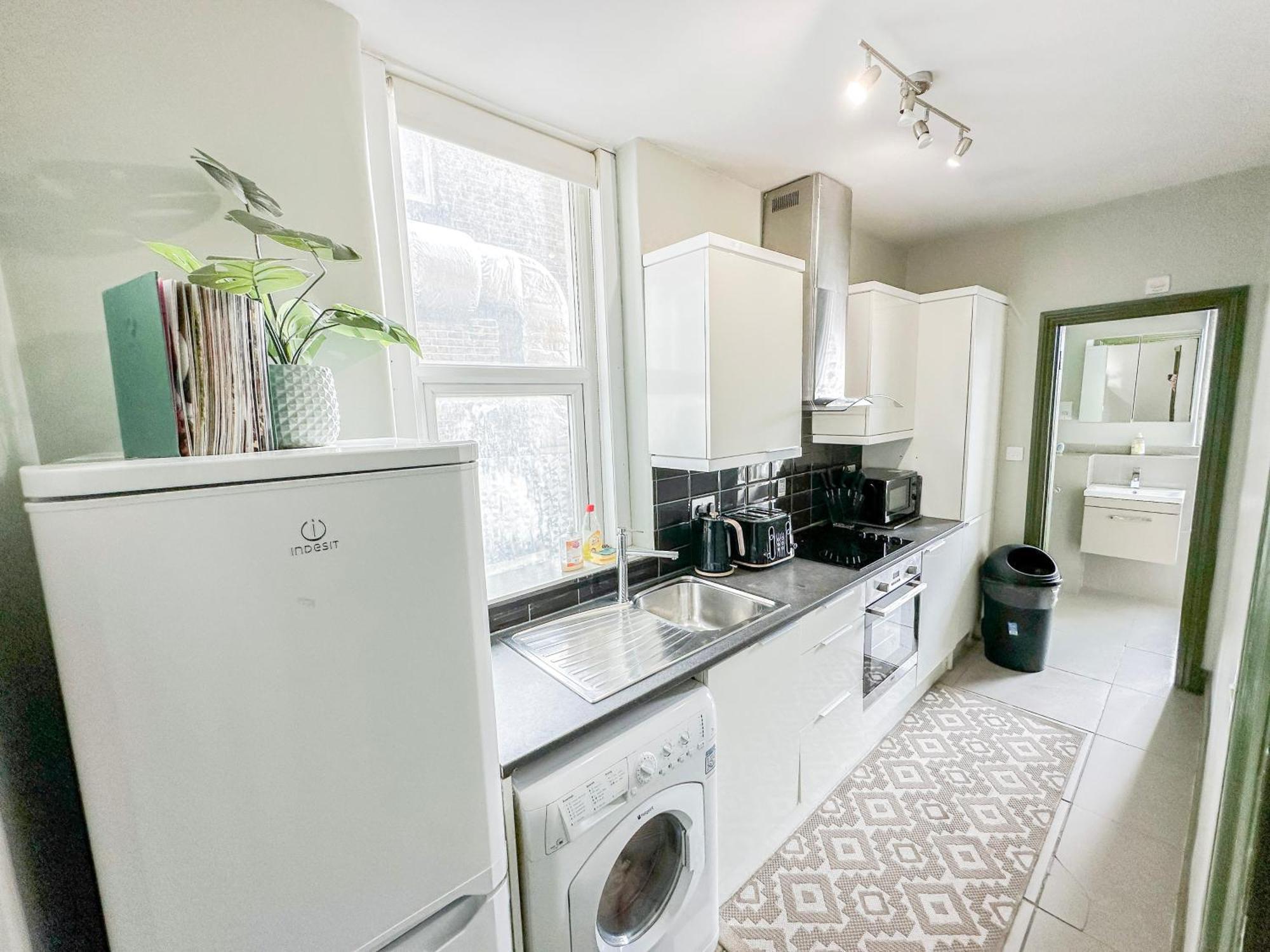 2 Bedroom Flat With Indoor Fireplace In Shepherds Bush, Near White Apartment