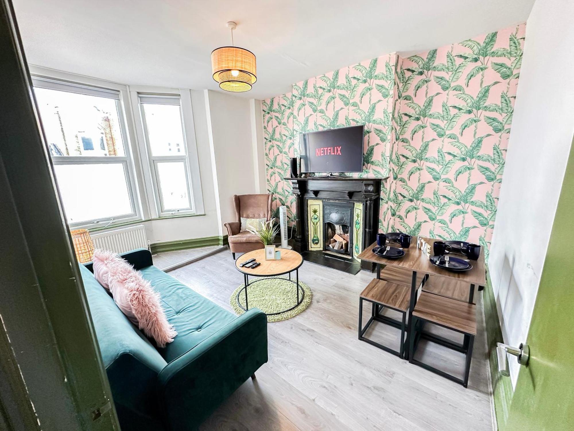 Apartment 2 Bedroom Flat With Indoor Fireplace In Shepherds Bush, Near White *