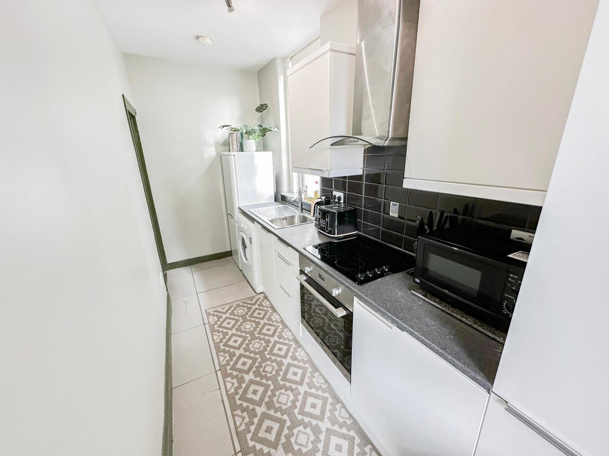 2 Bedroom Flat With Indoor Fireplace In Shepherds Bush, Near White Apartment *